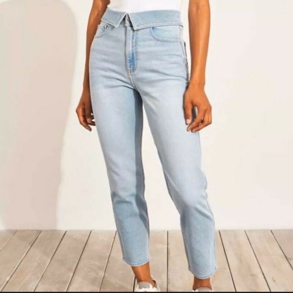 Hollister Denim - Ultra High-Rise Mom Jean Vintage Stretch